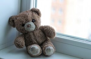 В Уральске врачи борются за жизнь 9-месячной девочки, упавшей на эскалаторе 1 девочка