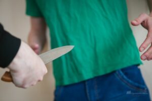 Во время драки в кафе мужчина зарезал знакомого 19 мужчина