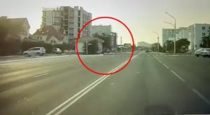 В сети обсуждают видео с лежачими девочками на проезжей части в Актау 5 девочка