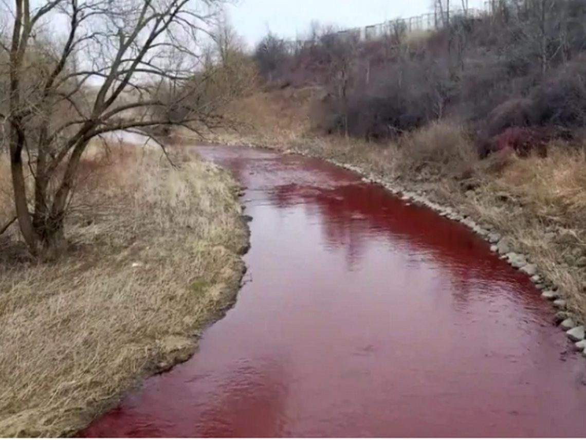 Река красного цвета