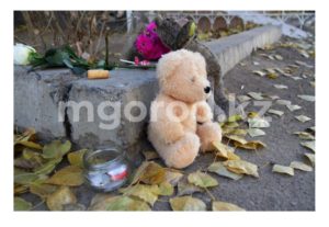 Уральцы принесли цветы и игрушки к месту гибели девочки