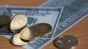 Доллар продолжает дешеветь 24 доллар