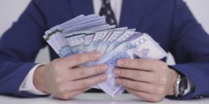 На взятке в 20 млн тенге поймался чиновник в Туркестанской области 4 чиновник