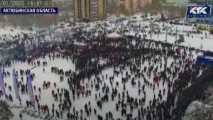 Погромщикам подвозили булыжники: появилось видео беспорядков в Актобе 16 видео